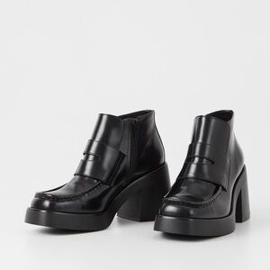 Urban Outfitters Vagabond Brooke Boots. Color: black.